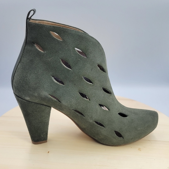 Surface to Air Perforated High Back Suede Platform Booties Womens Size EU 41 - Picture 7 of 15